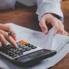 Kiedy trzeba zapłacić VAT od sprzedaży nieruchomości? Uniknij kar finansowych!