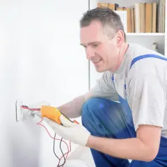 Kontrola instalacji elektrycznej w bloku - jakie są jej kluczowe aspekty?