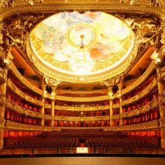 Współczesne budynki teatralne a teatry starożytne: co je łączy?