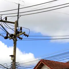 Ile za słup energetyczny na działce? Sprawdź swoje prawa i odszkodowanie