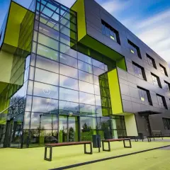 Fasada budynku co to? Poznaj jej znaczenie i funkcje w architekturze
