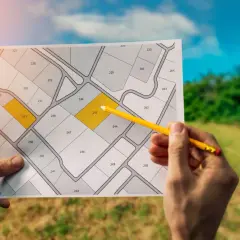 Jakie dokumenty do sprzedaży działki? Uniknij kosztownych błędów