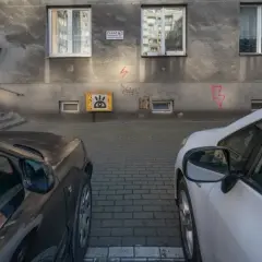 Czy można parkować tyłem do budynku? Sprawdź, co mówią przepisy