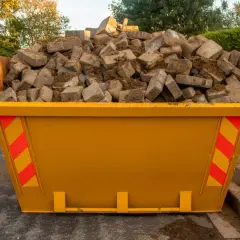Ile kosztuje wynajem kontenera na gruz? Sprawdź ukryte koszty!