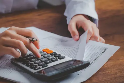 Kiedy trzeba zapłacić VAT od sprzedaży nieruchomości? Uniknij kar finansowych!