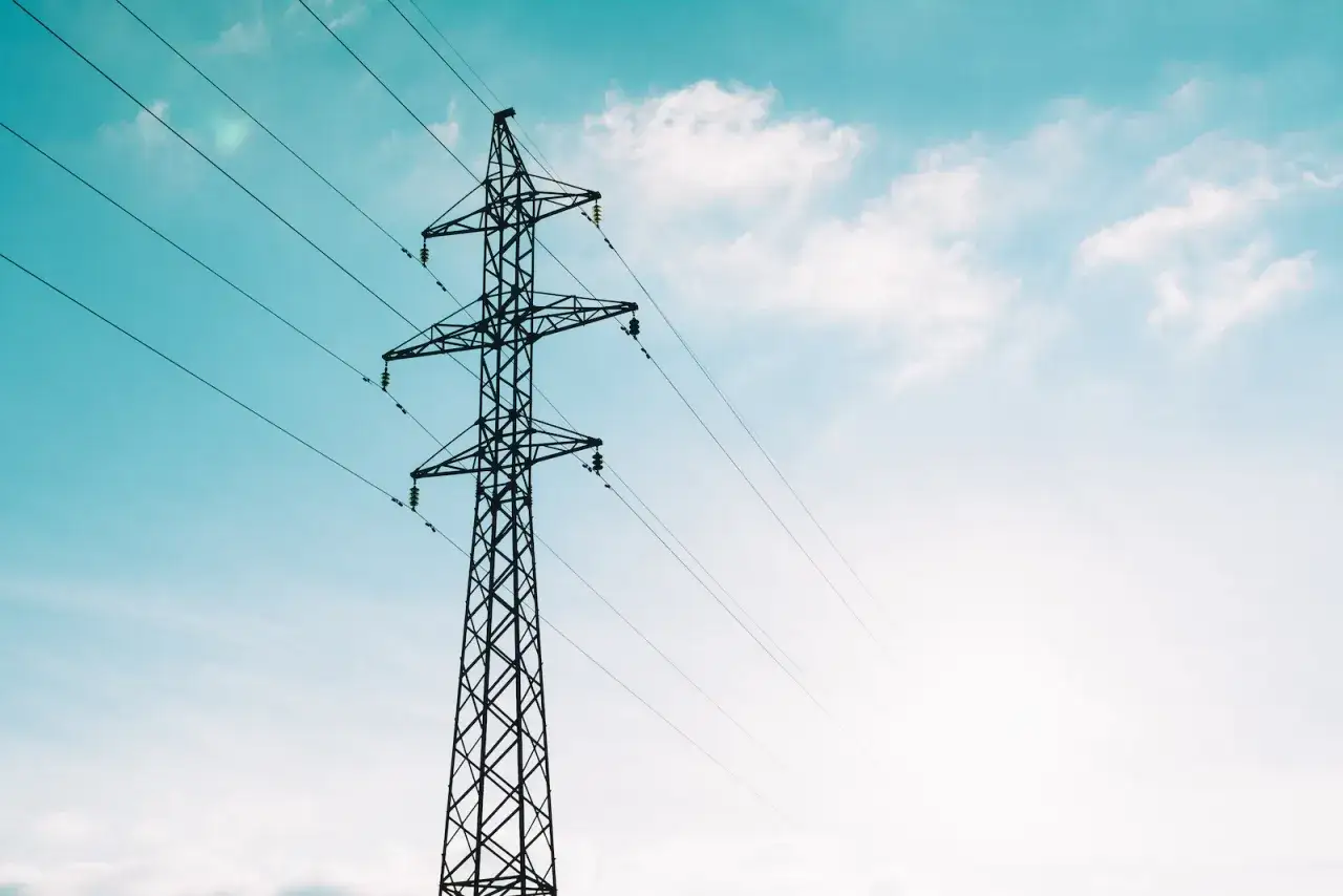 Zdjęcie Ile za słup energetyczny na działce? Sprawdź swoje prawa i odszkodowanie