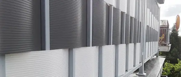 Skuteczne sposoby na osłonięcie balkonu w bloku od słońca