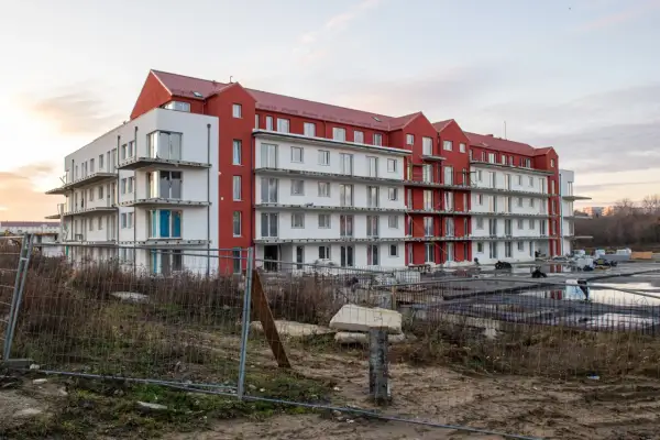 Przed kim odpowiada spółdzielnia mieszkaniowa? Kluczowe informacje o odpowiedzialności