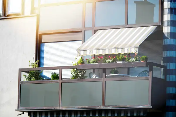 Jak zadaszyć balkon w bloku - uniknij błędów i poznaj najlepsze materiały